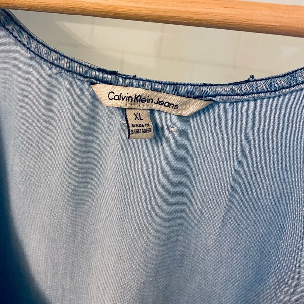 Calvin Klein top. - Picture 2 of 8